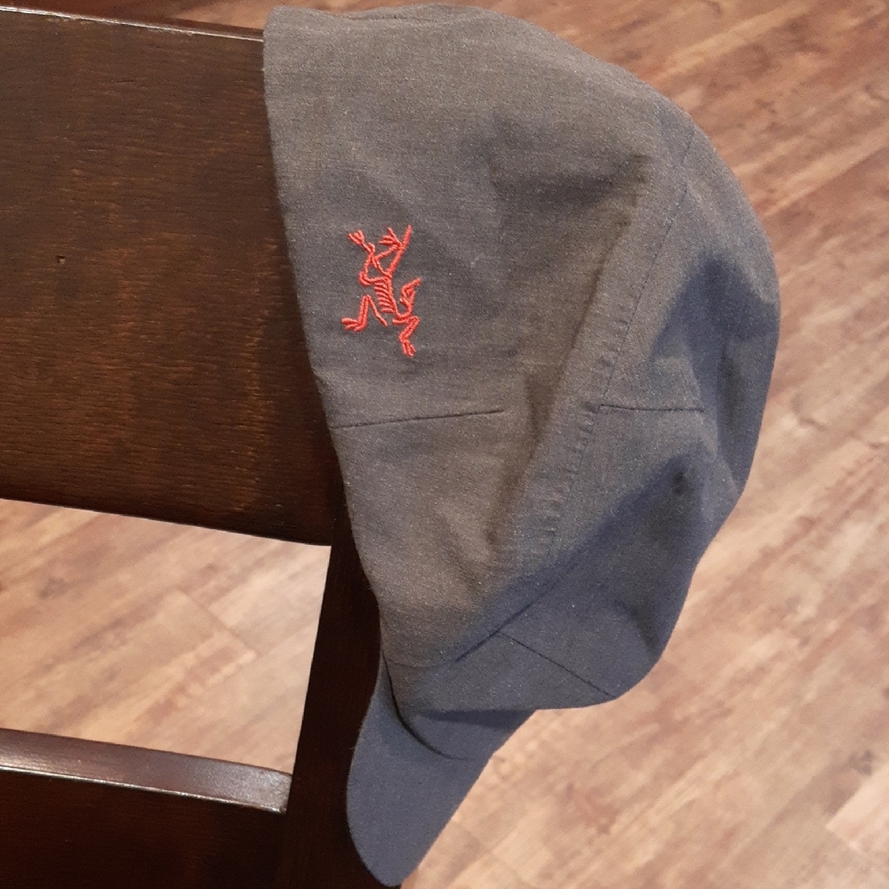 Arc'teryx Charcoal Gray/(Carbon Copy) Quanta Hat with Red Logo